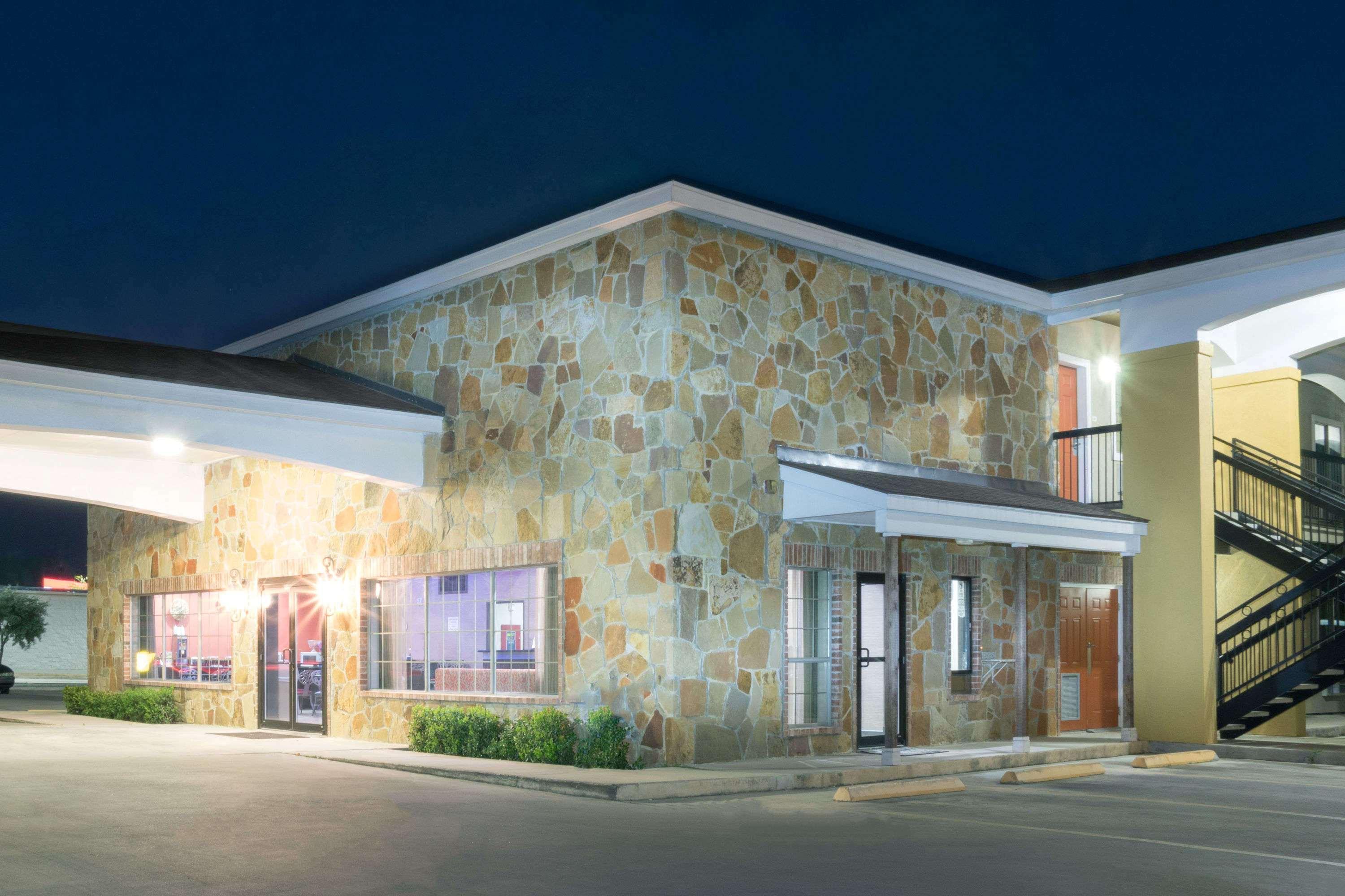 Super 8 By Wyndham San Antonio Near Fort Sam Houston Luaran gambar