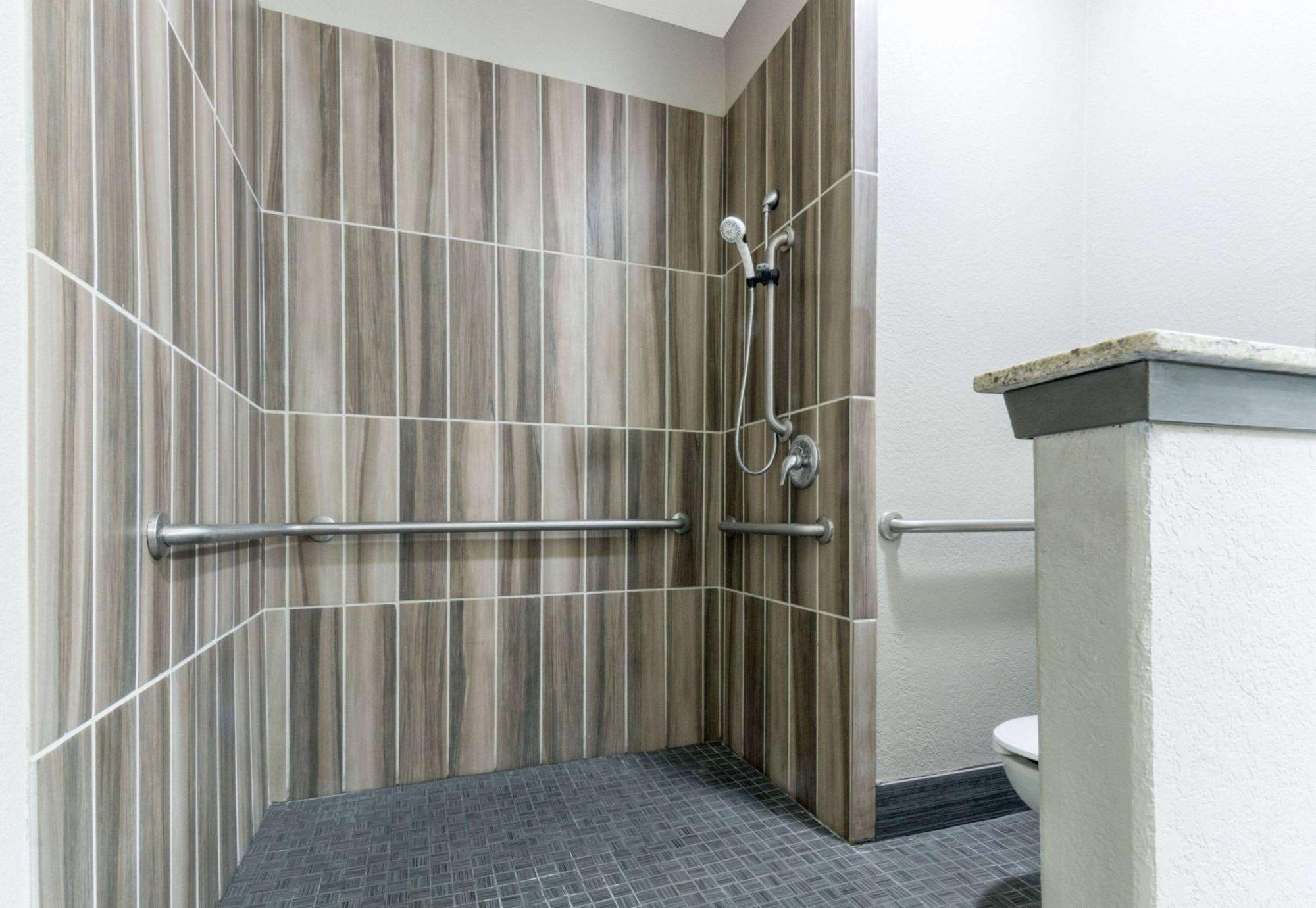 Super 8 By Wyndham San Antonio Near Fort Sam Houston Luaran gambar