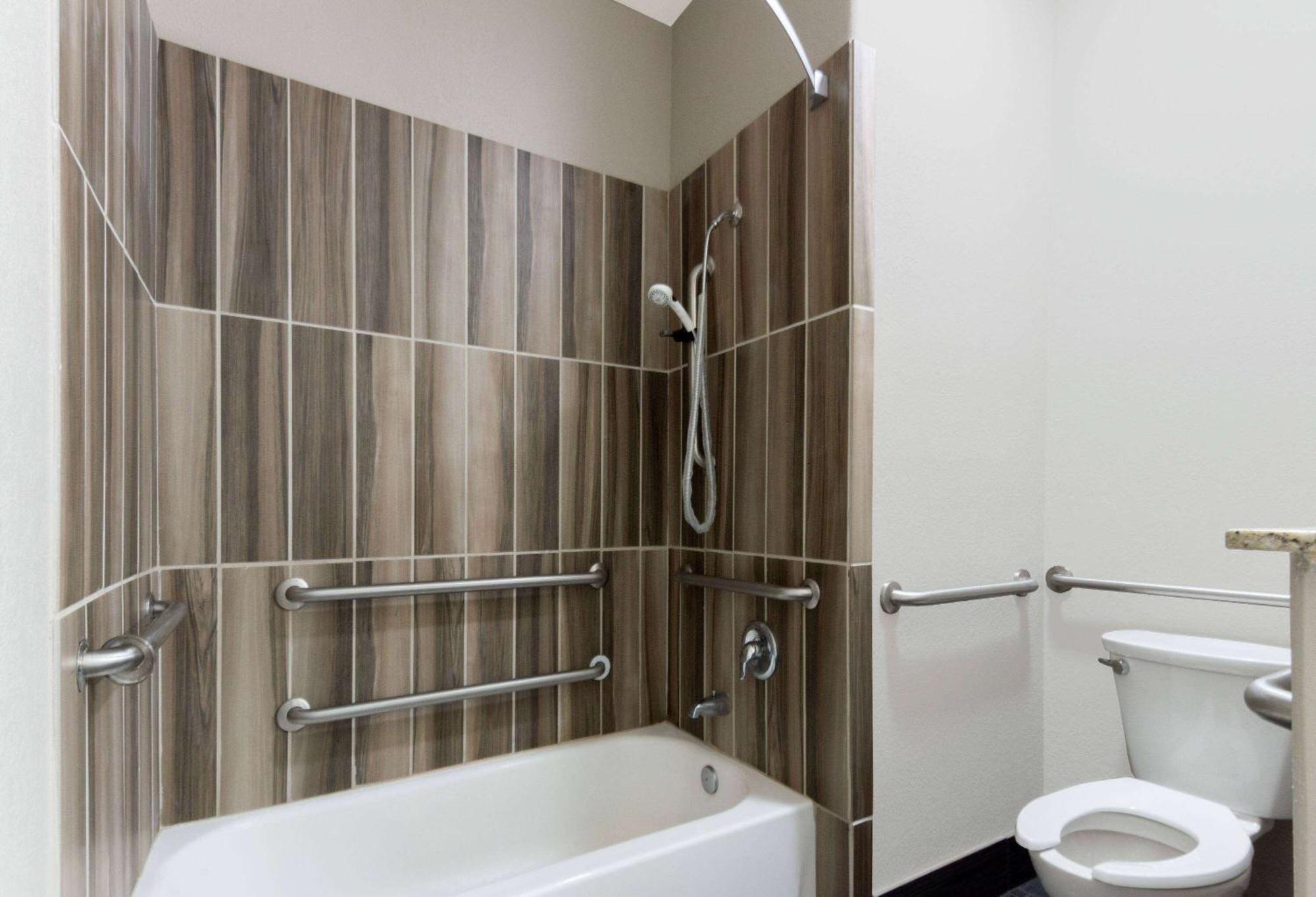 Super 8 By Wyndham San Antonio Near Fort Sam Houston Luaran gambar