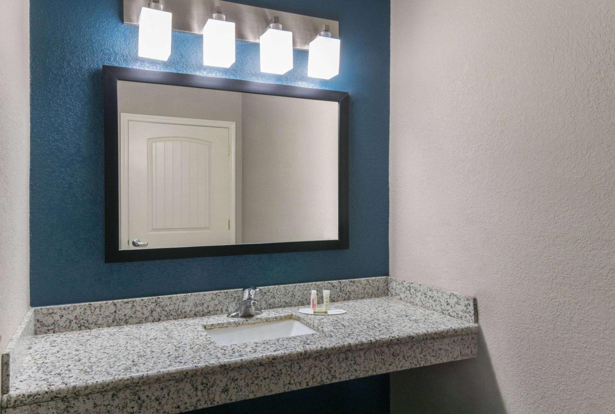 Super 8 By Wyndham San Antonio Near Fort Sam Houston Luaran gambar