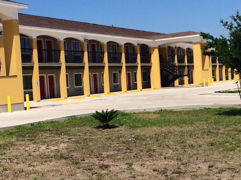 Super 8 By Wyndham San Antonio Near Fort Sam Houston Luaran gambar